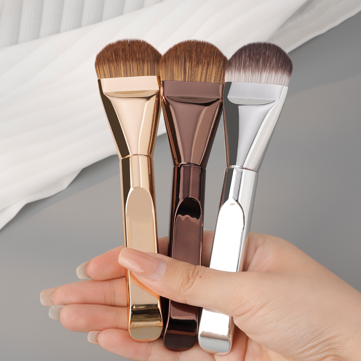 New Makeup Brush Thickened Aluminum Tube Foundation Brush Non-Absorbing Powder No Trace Base Makeup Tongue Shape Brush Face Mask Brush Cosmetic Tool