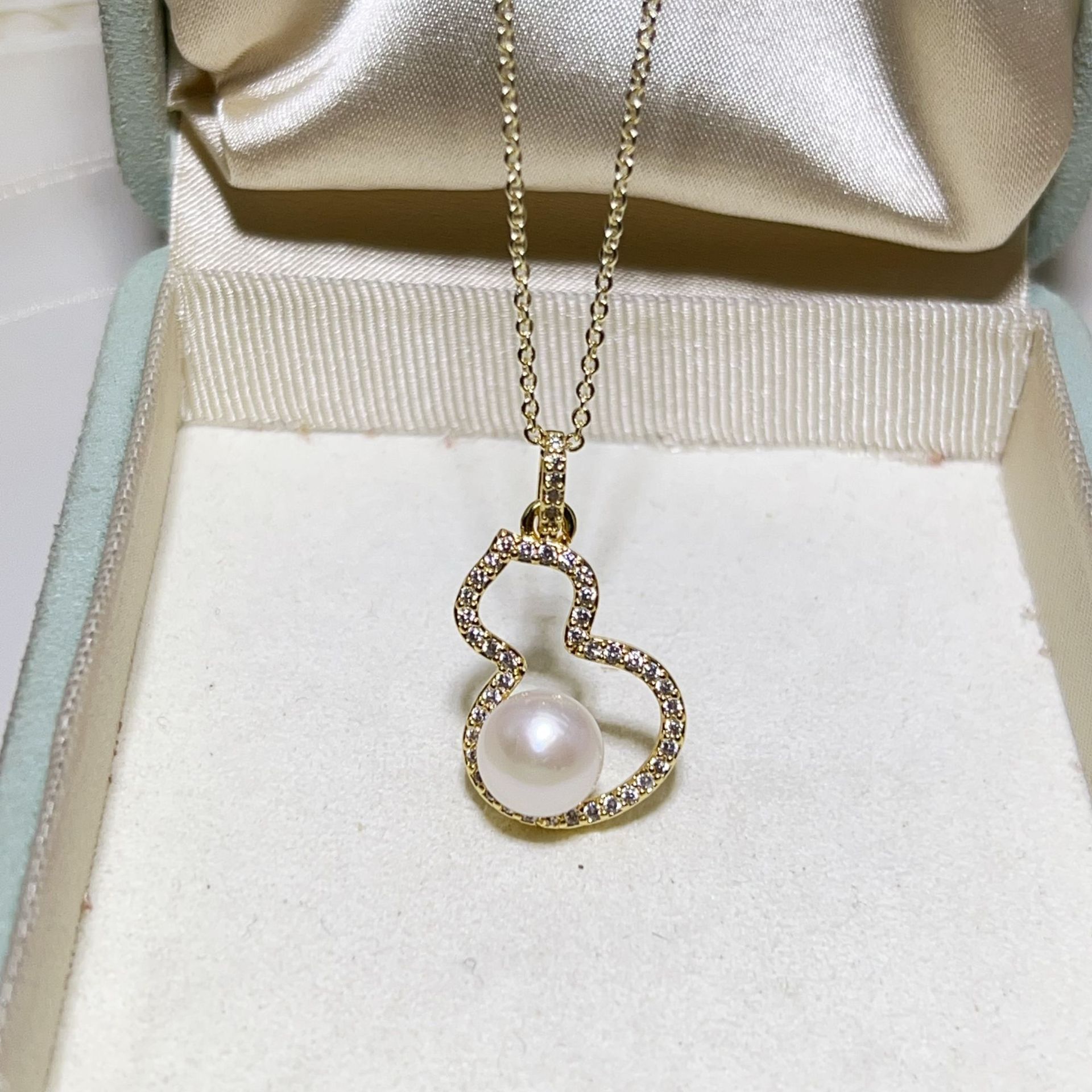 Simple Small Fresh Freshwater Pearl Small Goldfish Pendant Necklace Niche Collarbone Chain