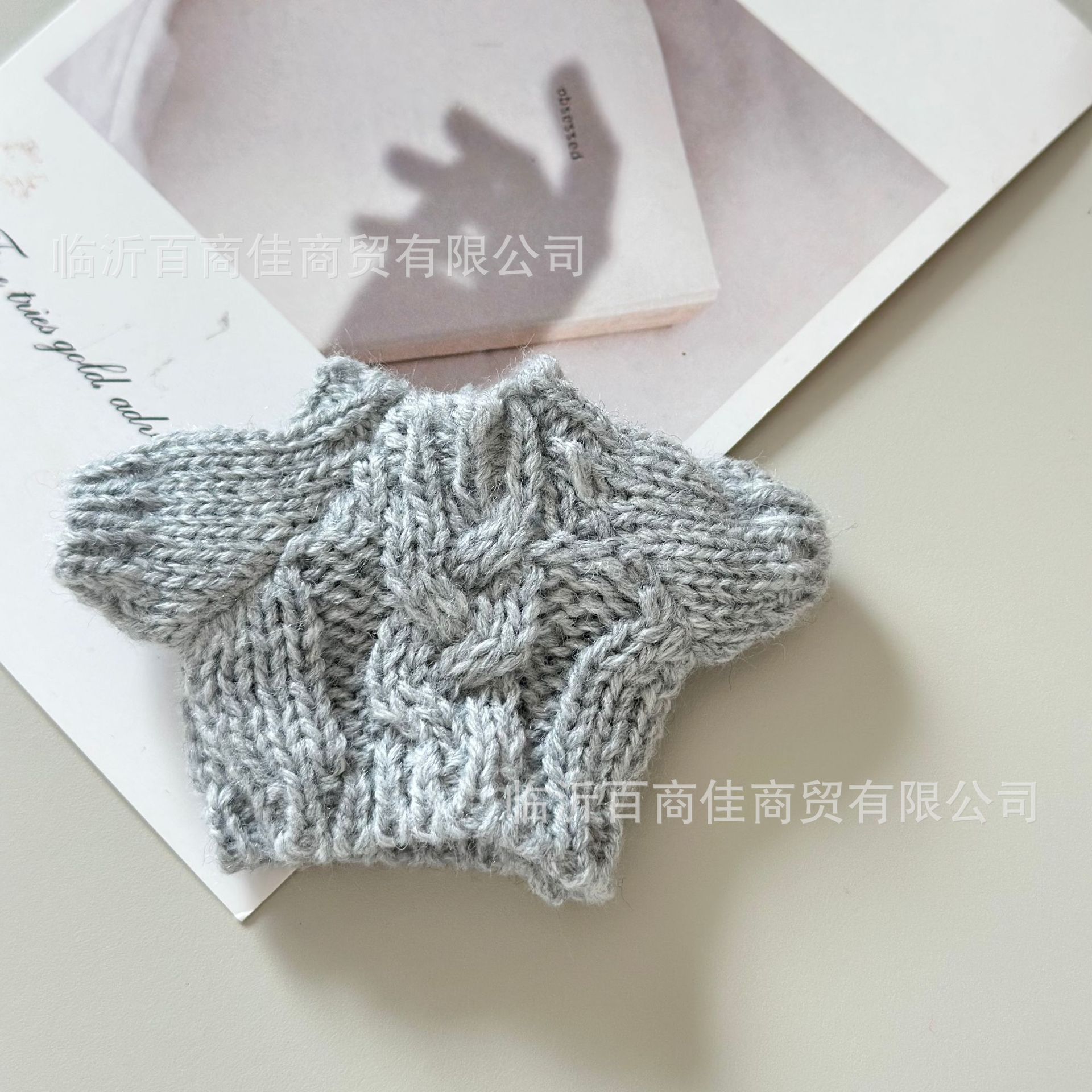 灰色拧花毛衣 · 高5CM----------宽5CM