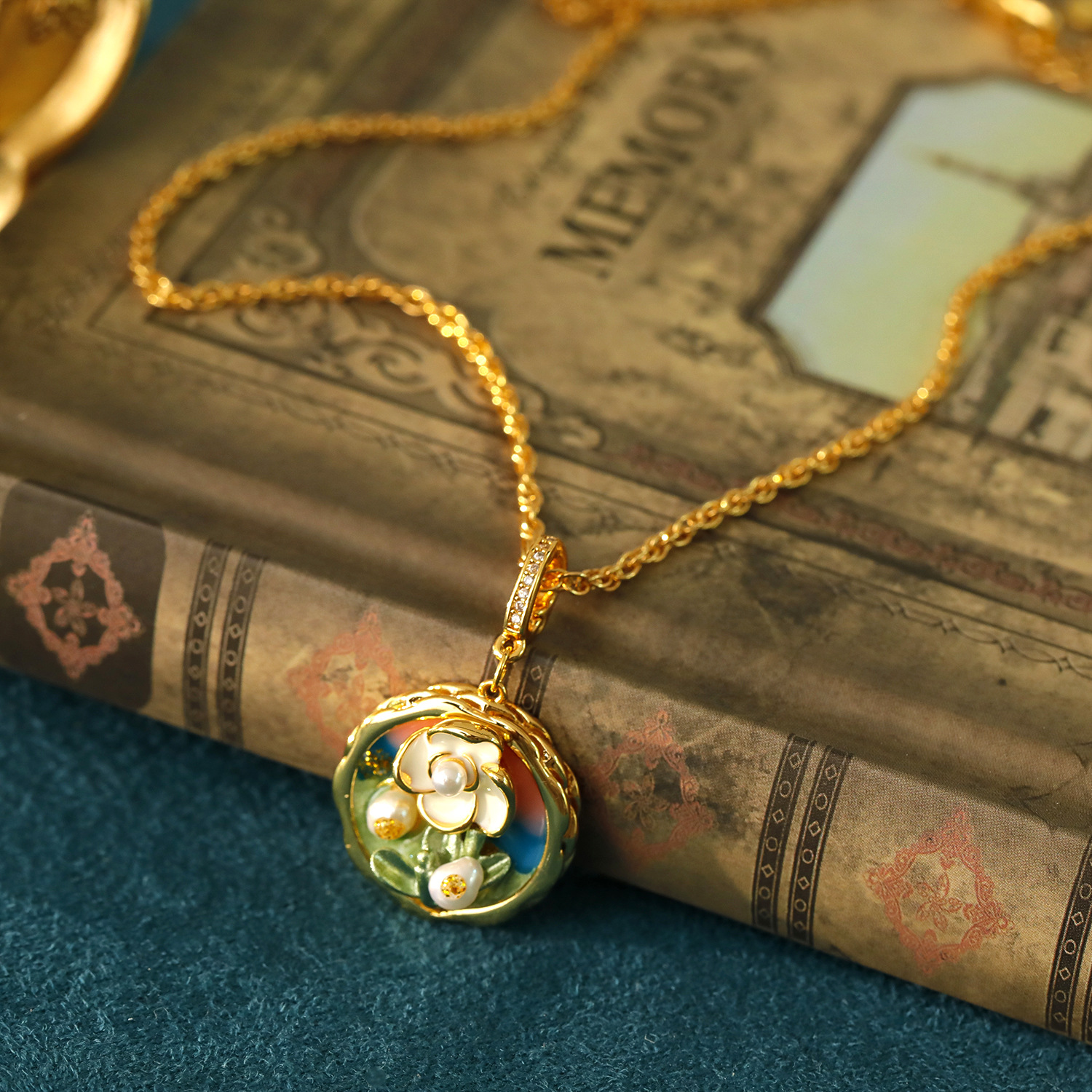 Xiaoxin Real Gold Plated Oil Painting Necklace Vintage Camellia Flower Pendant Sweater Chain Autumn Winter