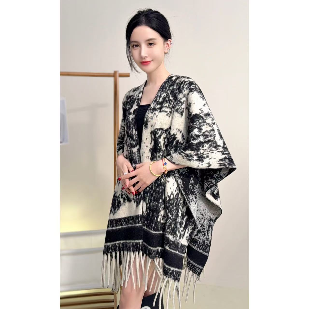 2026 Winter Japanese and Korean Sweet Ink Painting Shawl Women's Ethnic Style Fur Collar Fringe Outerwear