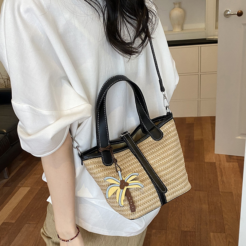 2026 New Woven Bucket Bag for Women Vacation Style Straw Handbag Crossbody Bag Large-Capacity Single-Shoulder Bag
