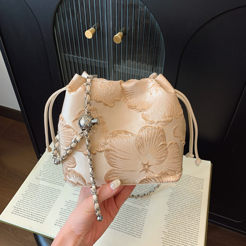 2025 New Chinese Style Embroidery Flower Chain Bucket Bag New Chinese Style Women's Bag Vacation Style Crossbody Bag