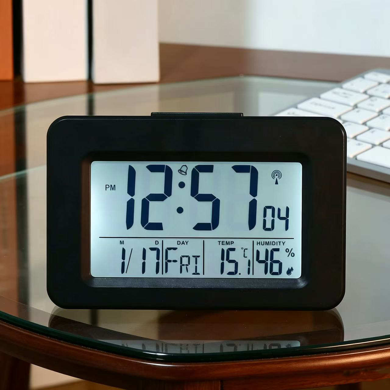 American-style digital automatic time-setting Japanese electronic radio-controlled clock, smart snooze clock, night-light alarm clock, German radio-controlled clock