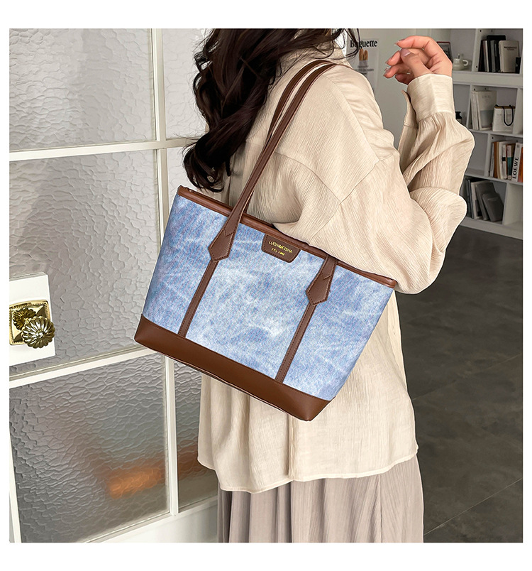 Single Shoulder Bag Women 2026 New Large Capacity Tote Bag Commuter Bag Stitching Design Handheld Underarm Bag