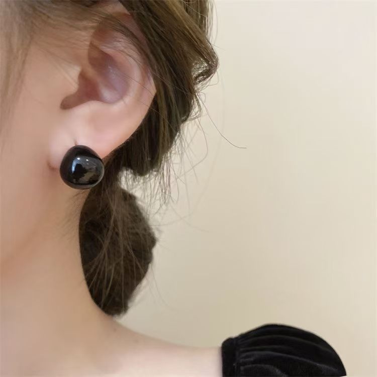 Gentle Small Cream White C-Shaped Bean Stud Earrings for Women Simple Ear Accessories