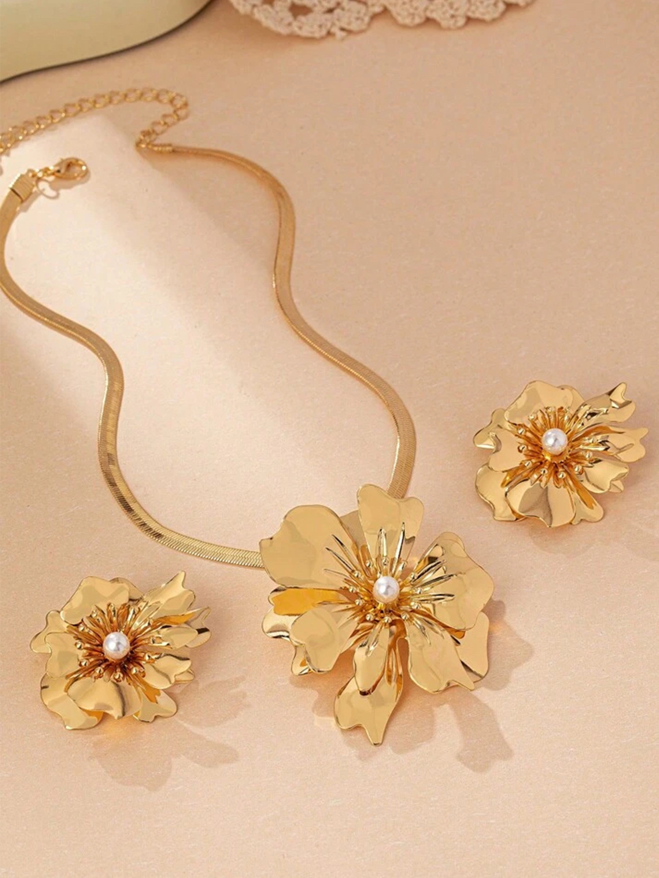 New accessory flower set with pearl snake bone necklace and earrings