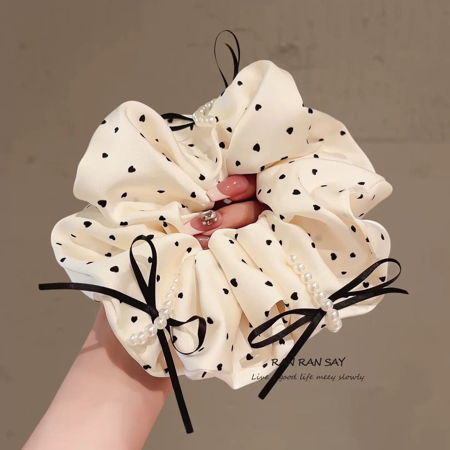 60#米白缎面波点珍珠缠绕双层发圈约12cm