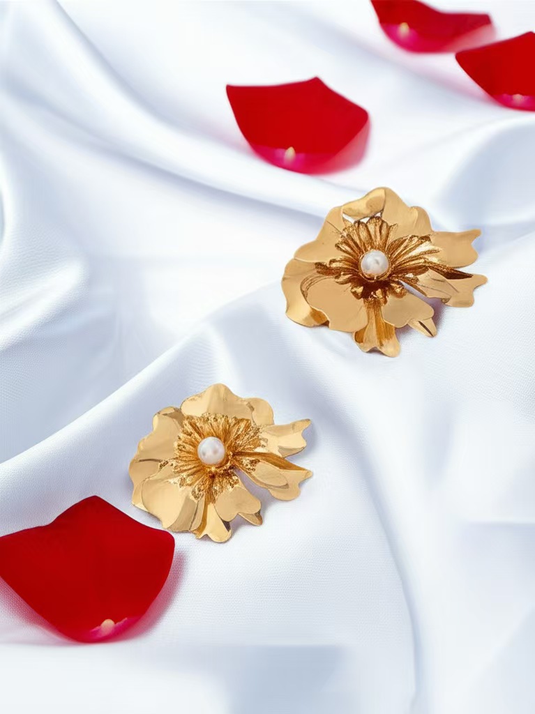 New accessory flower set with pearl snake bone necklace and earrings