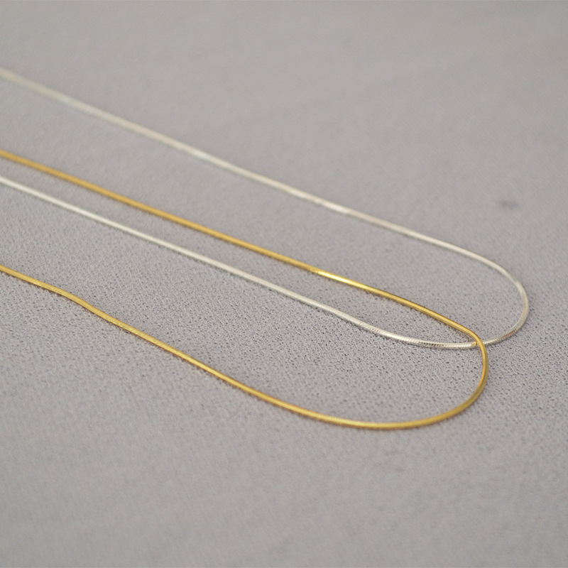 Eight-faceted ultra-fine minimalist shimmering gold wire short snake chain锁骨链 neck chain necklace