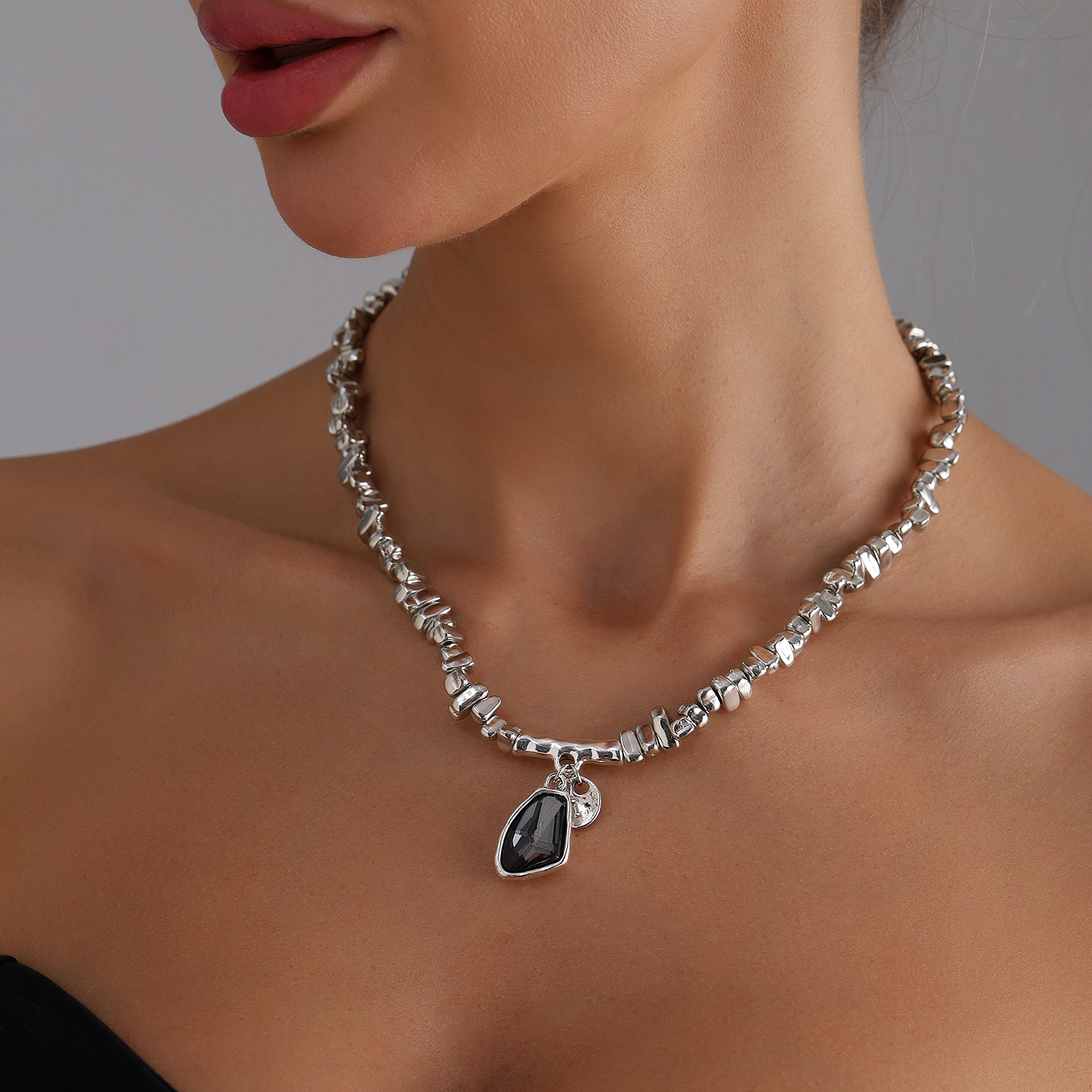 Accessories Elegant Faceted Metallic Shiny Pendant Necklace for Women Necklace Set
