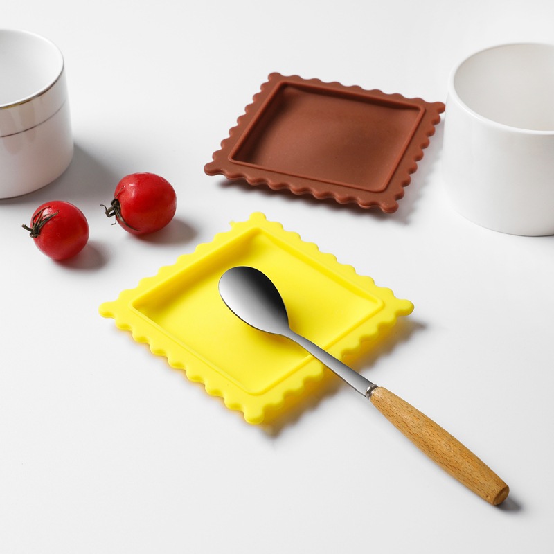 Thickened silicone spoon pad soup spoon spoon cookie shape cartoon desktop silicone heat insulation anti-scald pad
