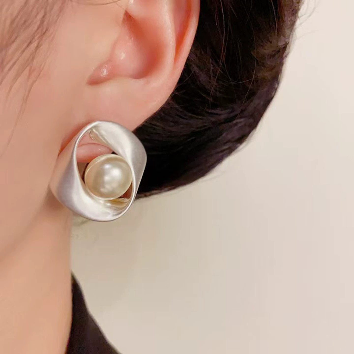 Exaggerated Metal Brushed Geometric Pearl Earrings Women Simple Ear Accessories