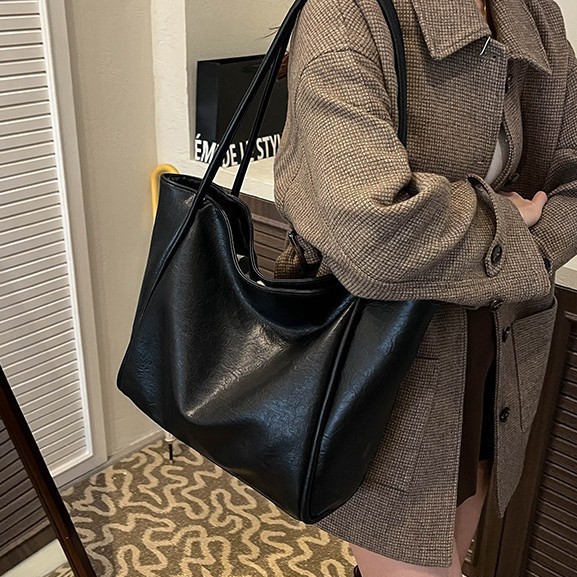 2025 Autumn Winter New Bag Niche Single Shoulder Bag Simple Tote Bag Casual Commuter Handheld Bag
