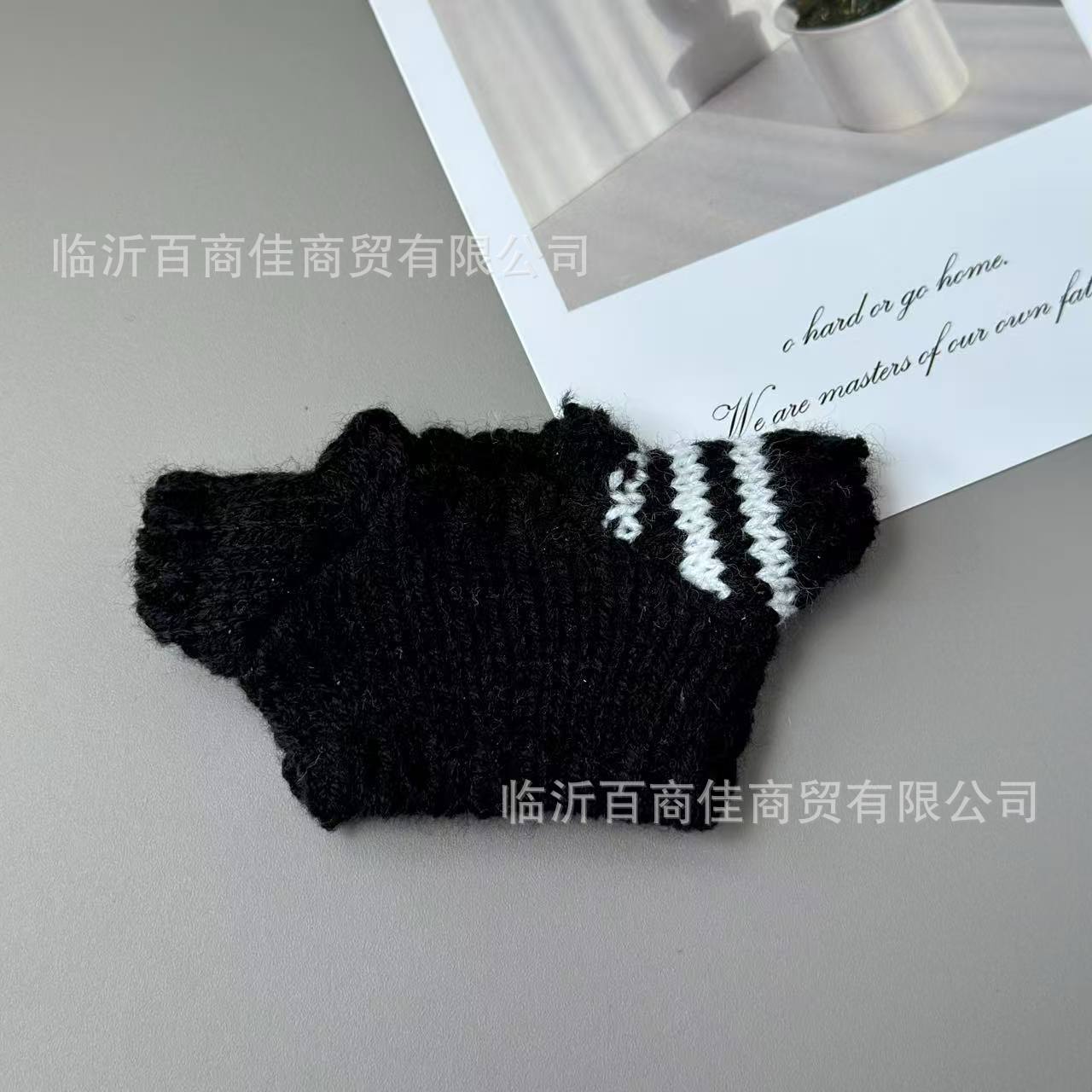 白袖边黑毛衣 · 高5CM----------宽5CM