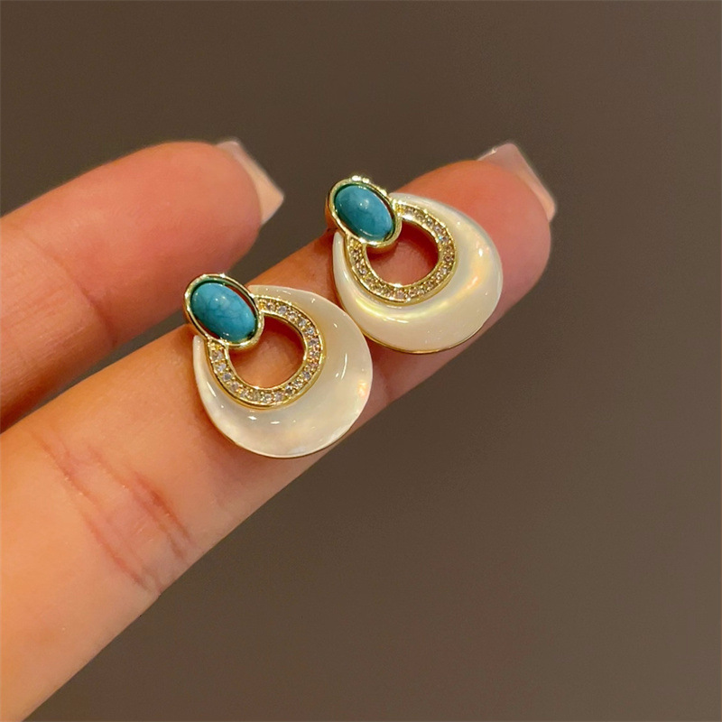 Vintage Niche Natural White Mother-of-Pearl Hollow Earrings Turquoise Ear Studs Commute Earrings