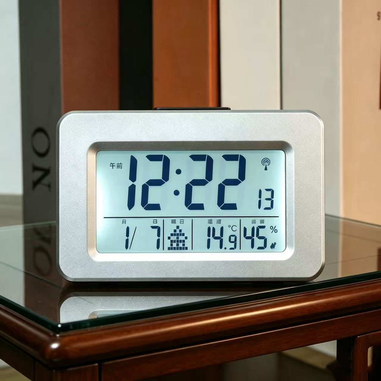 American-style digital automatic time-setting Japanese electronic radio-controlled clock, smart snooze clock, night-light alarm clock, German radio-controlled clock