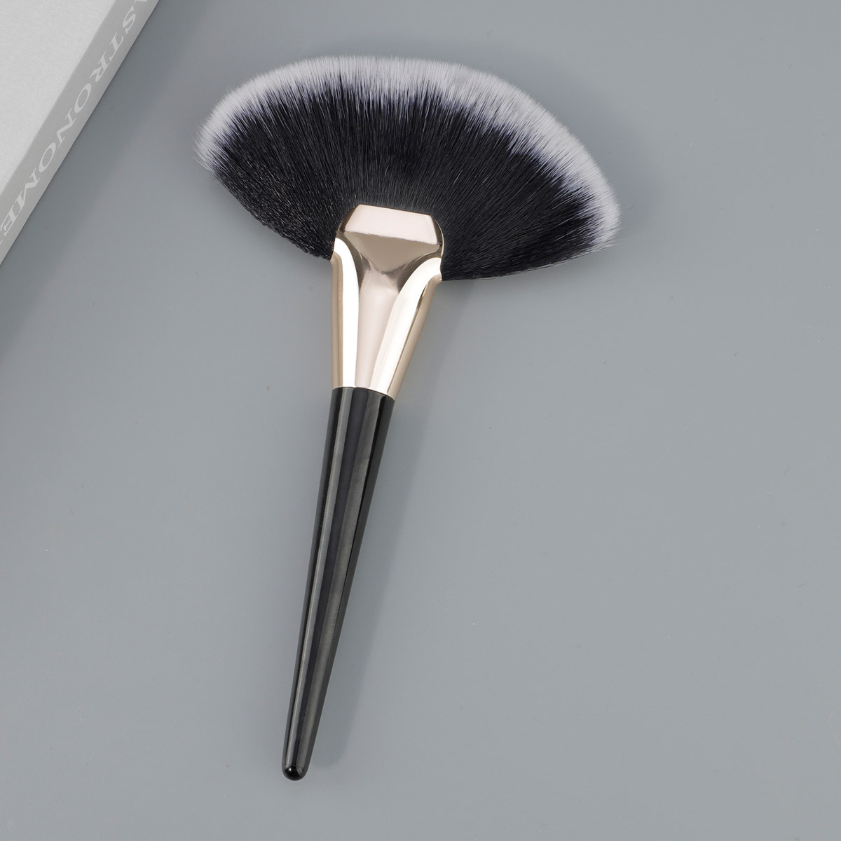 New Single Large Fan Brush Highlighter Brush Excess Powder Brush Face Highlight Brush Soft Bristle Fire Shape Cosmetic Tool
