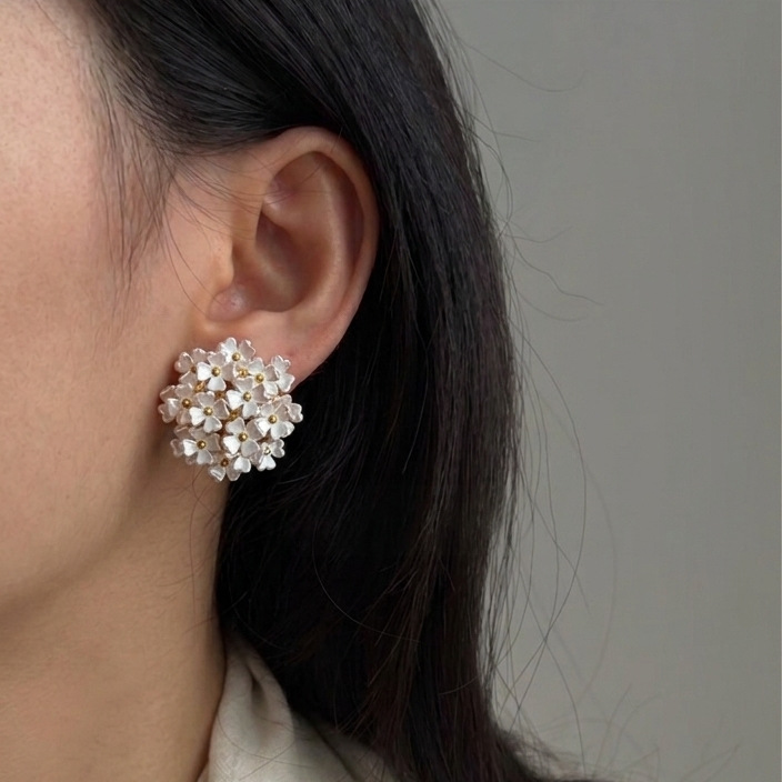 White Ball-Shaped Flower Cluster Stud Earrings Natural Romantic Daily Three-Dimensional New Exquisite Fresh Feeling