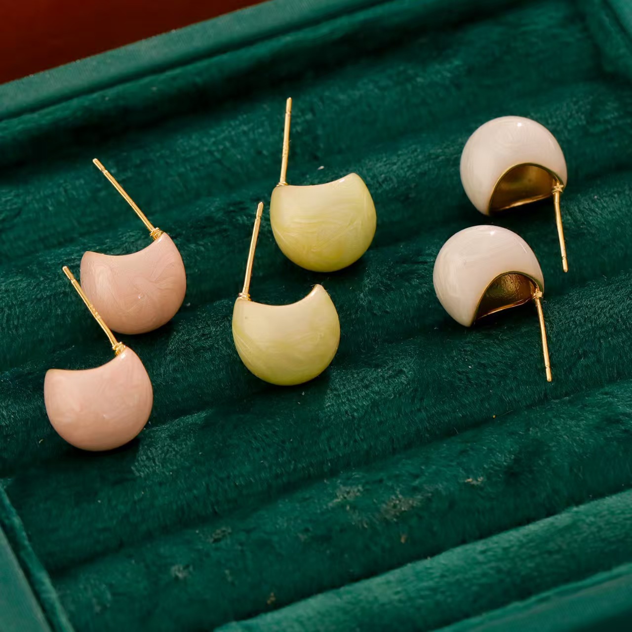 Gentle Small Cream White C-Shaped Bean Stud Earrings for Women Simple Ear Accessories