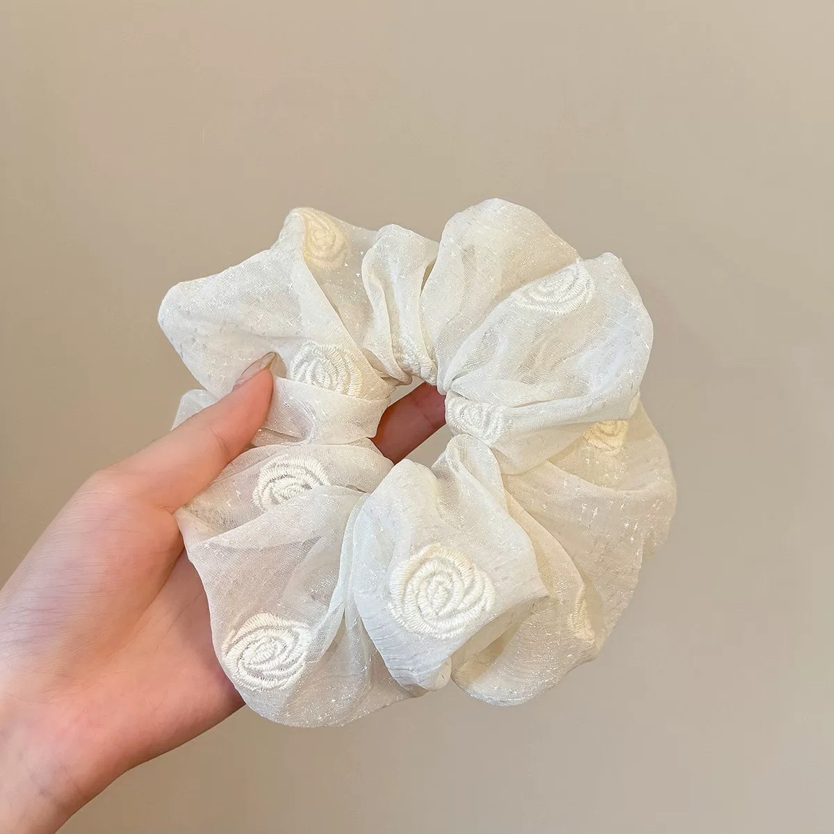 22#米白刺绣玫瑰大肠发圈约16cm