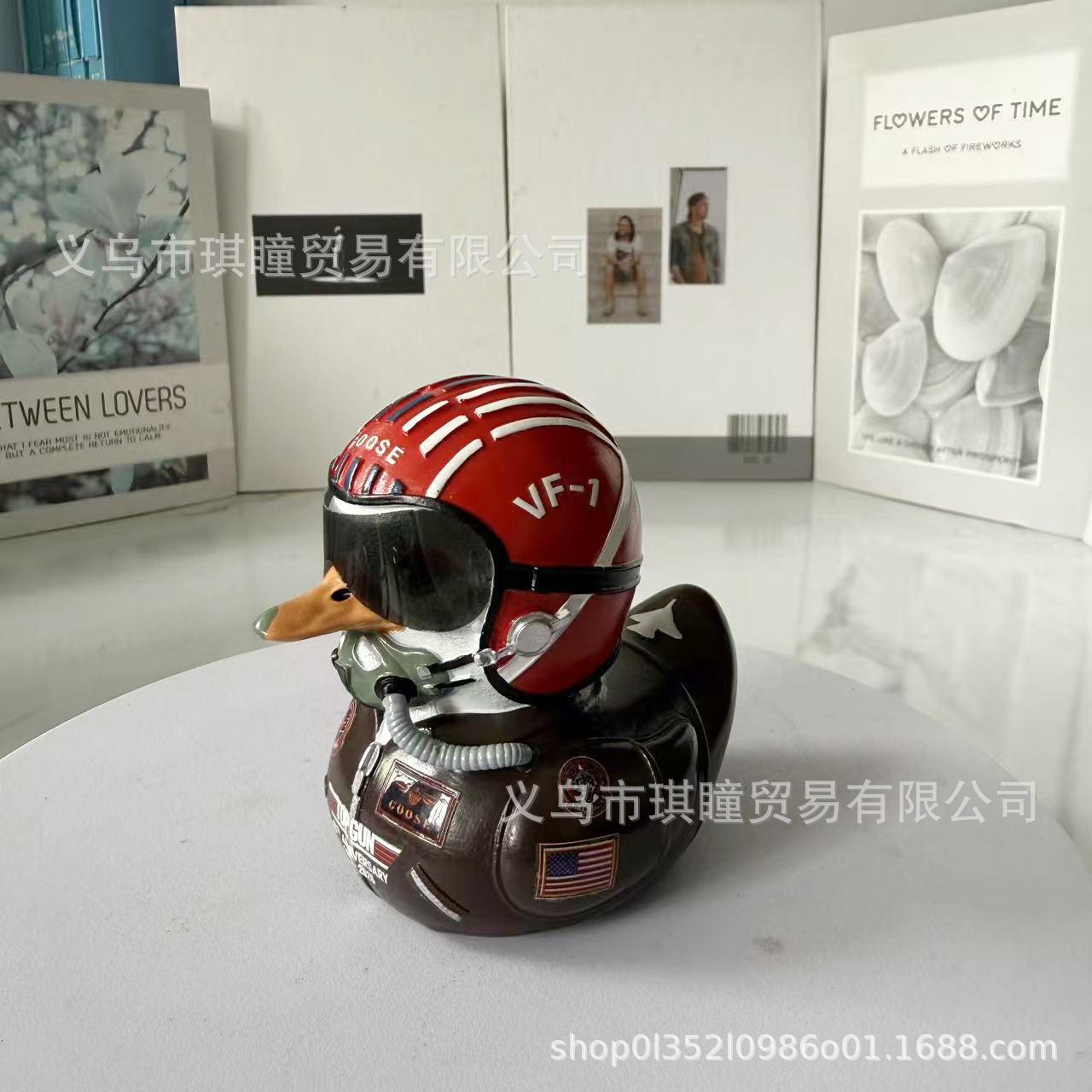 墨镜红帽鸭