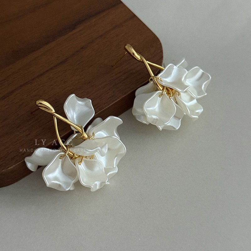 White Ball-Shaped Flower Cluster Stud Earrings Natural Romantic Daily Three-Dimensional New Exquisite Fresh Feeling
