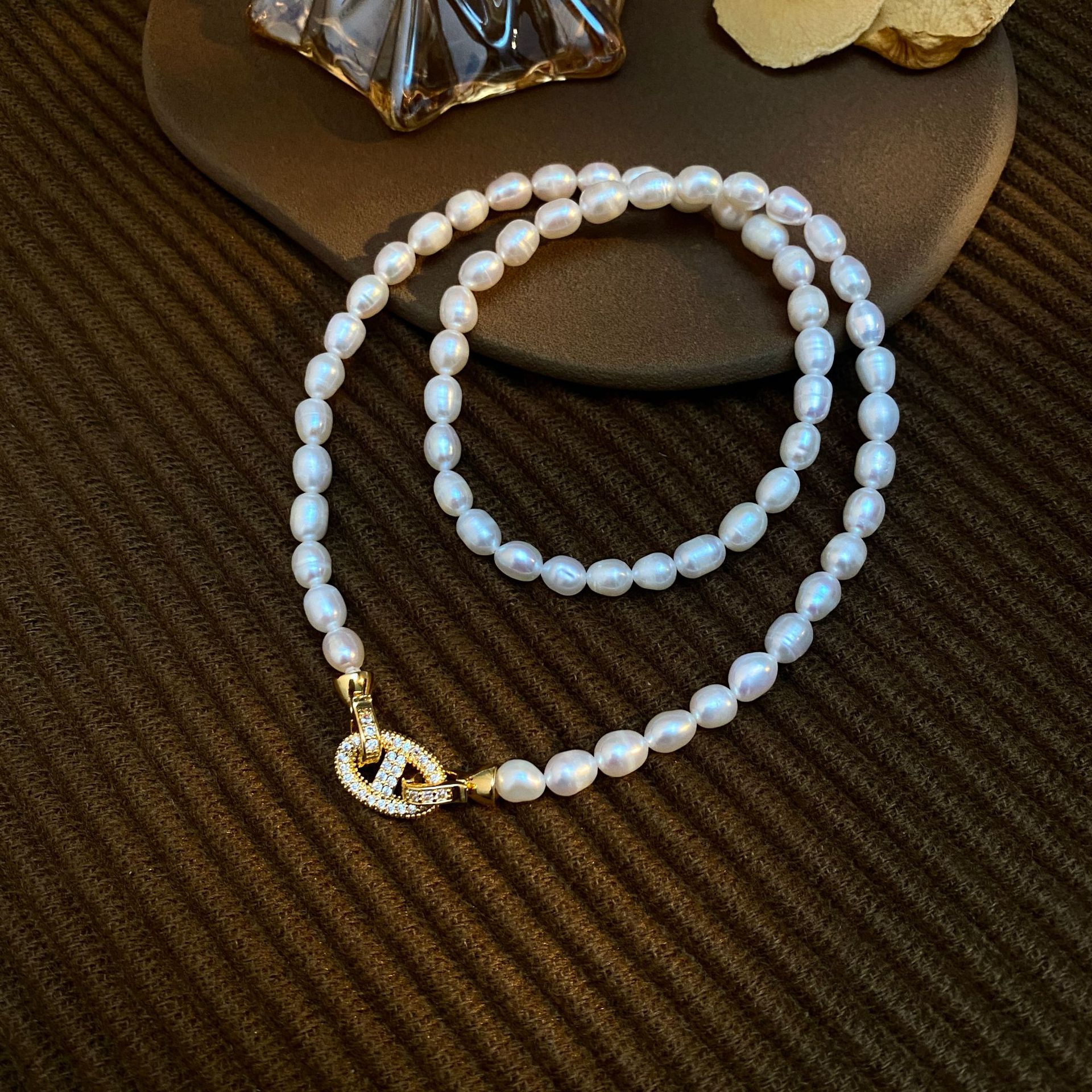 Pig nose natural pearl necklace for women, collarbone chain, niche sweater chain, neck chain accessory