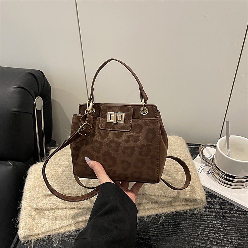 Single shoulder casual small square bag simple 2026 early spring new crossbody bag