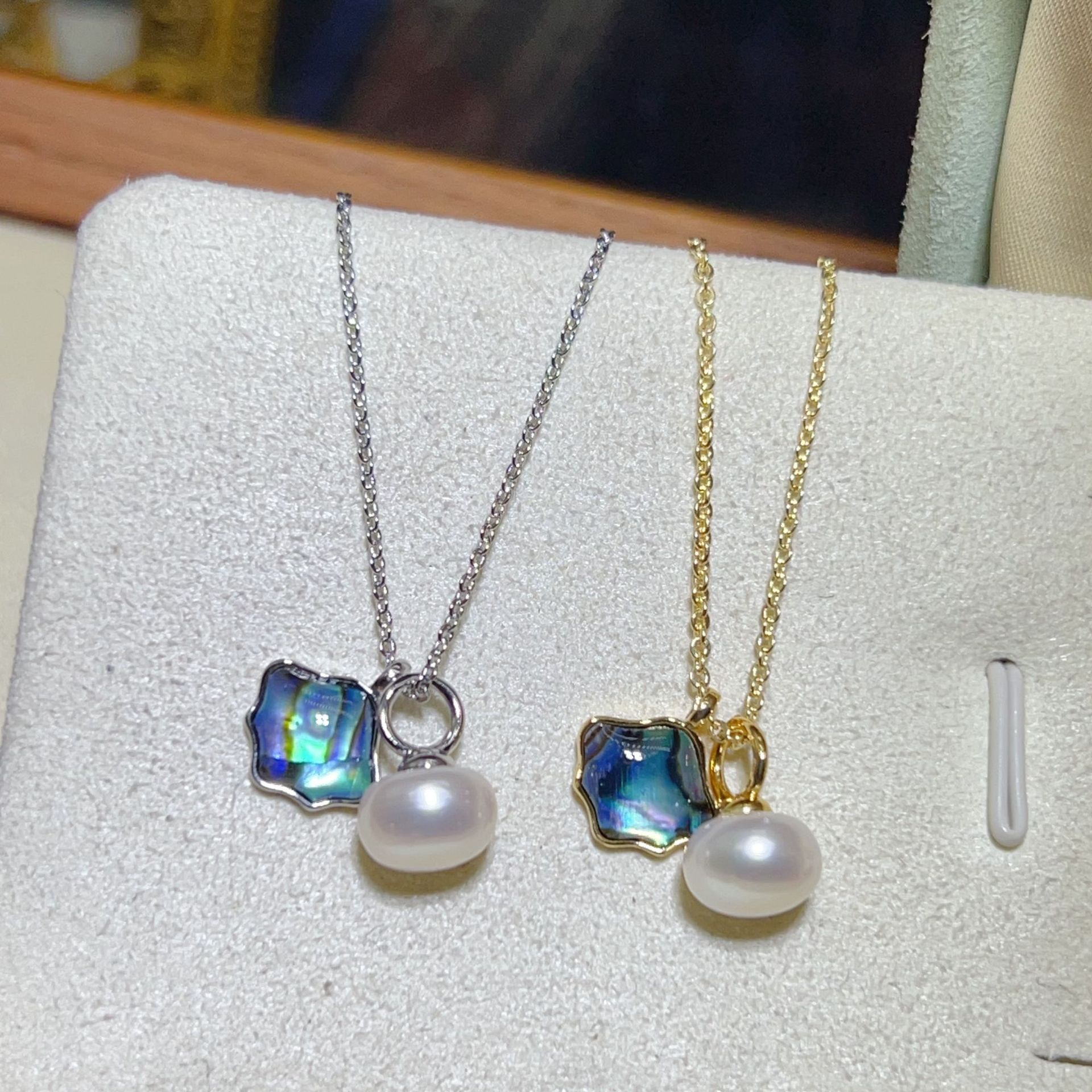 Simple Small Fresh Freshwater Pearl Small Goldfish Pendant Necklace Niche Collarbone Chain