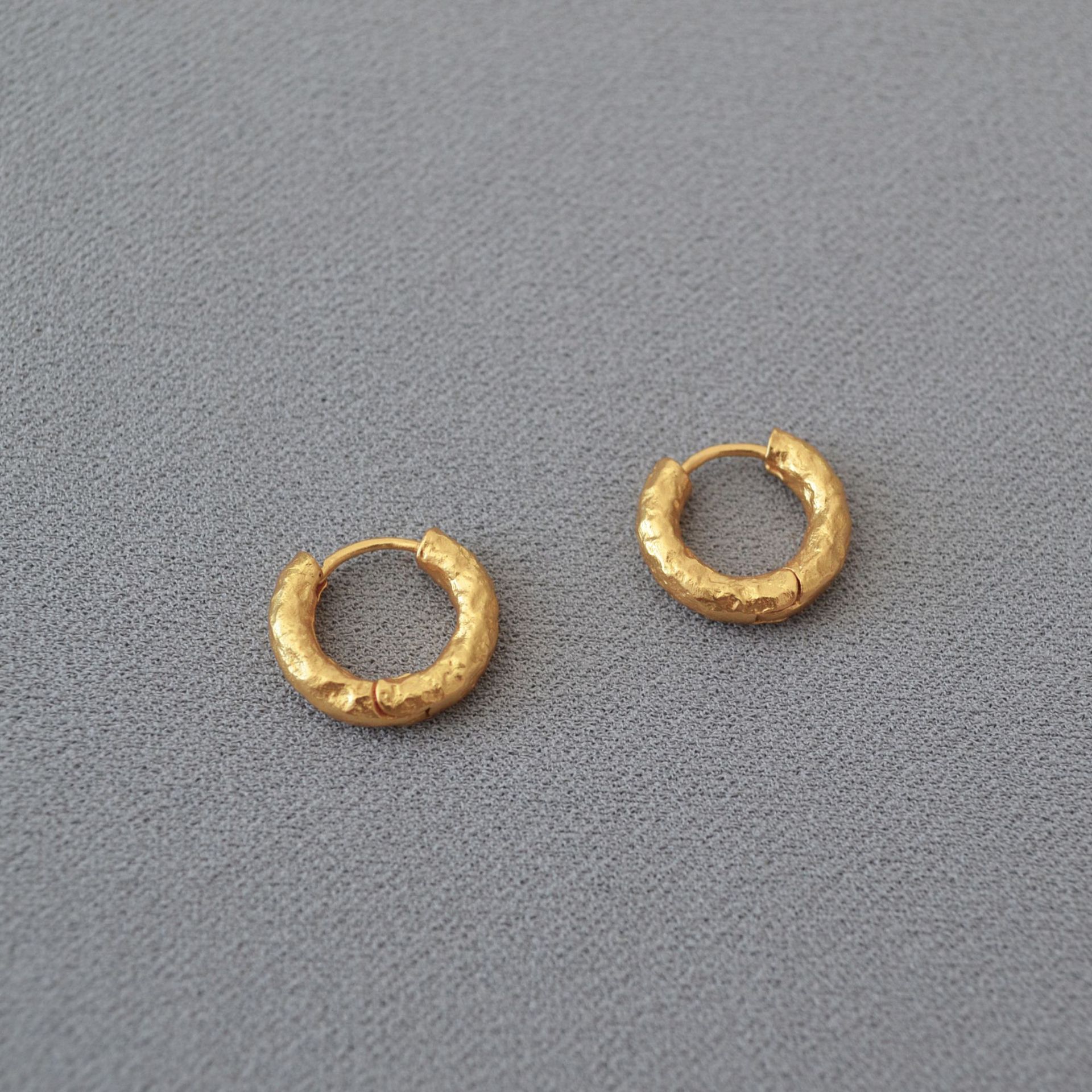 Niche elegant simple textured brass gold-plated hammered tin foil surface circle ear clip earrings