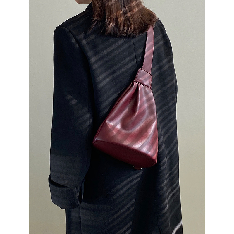 2026 New Designer Stylish Crossbody Chest Bag Simple Single Shoulder Bucket Bag