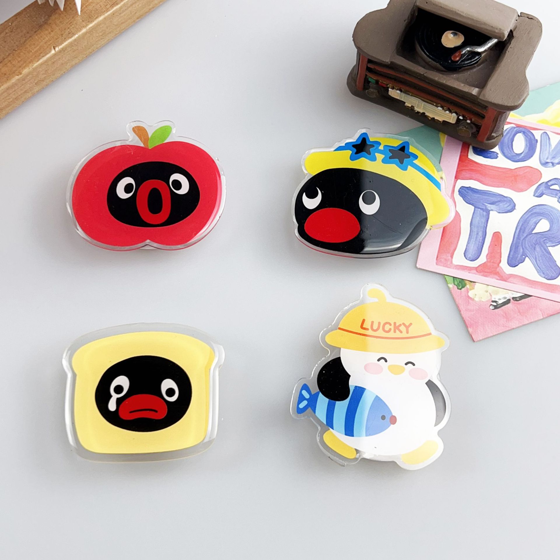 Pingu Penguin Phone Airbag Stand Fun Magnetic Telescopic Desktop Acrylic Resin Phone Stand Universal