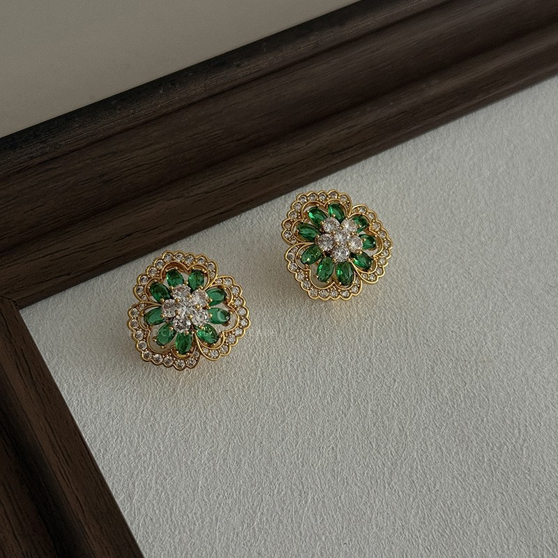 Cool and Transparent Multi-Faceted Three-Dimensional Petal Stud Earrings Exaggerated Transparent Crystal Flower Earrings