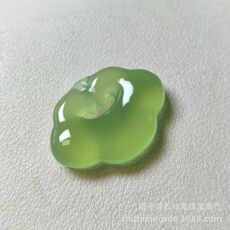 绳子随机配送 · 油青玉髓祥云锁约30*20mm