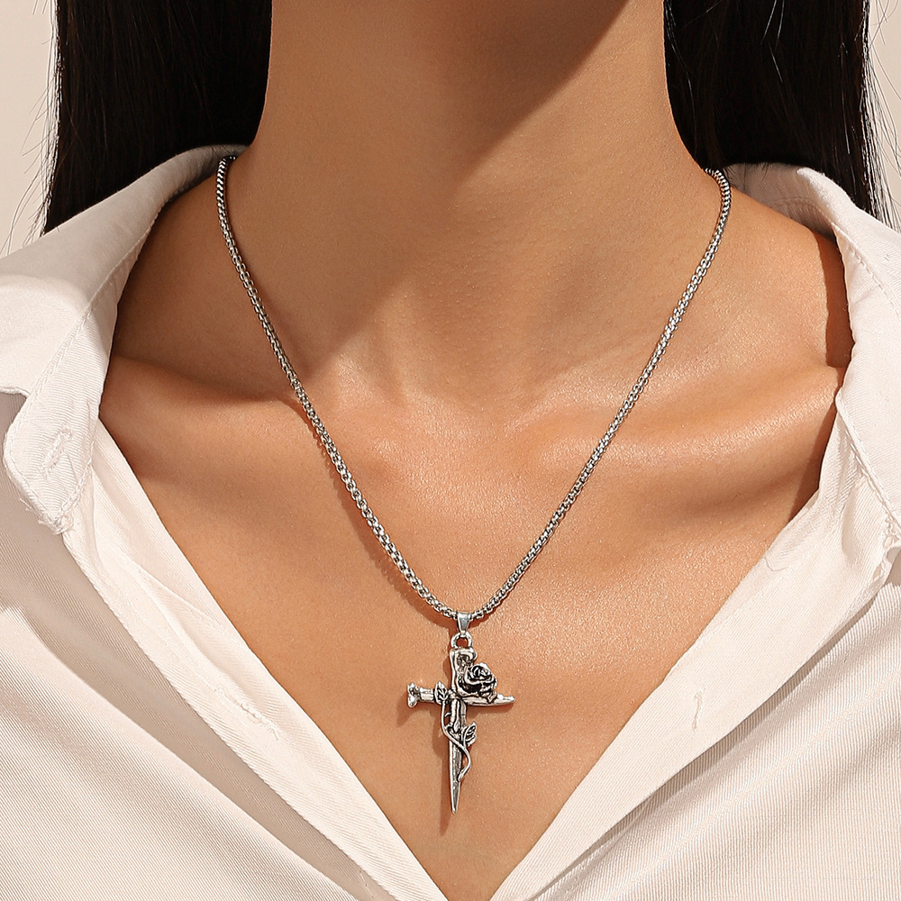 Love Rose Flower Necklace Women Gothic Winding Flower Heart Collarbone Chain Valentine's Day