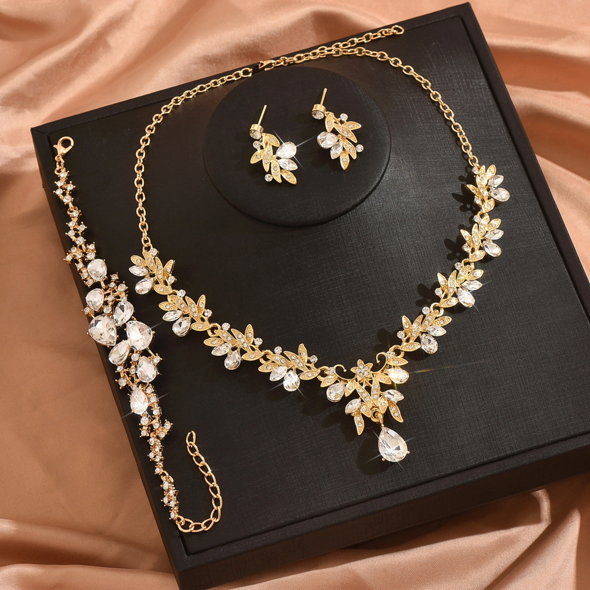 Exquisite Jewelry Set Teardrop Pendant Necklace Earrings Bracelet Three-Piece Wedding Dress Accessories