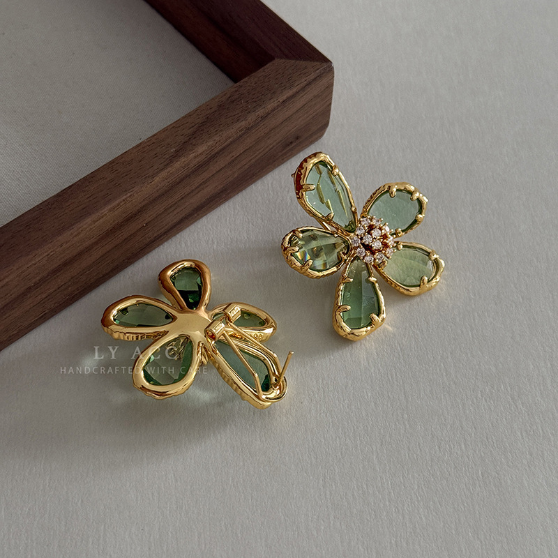 Cool and Transparent Multi-Faceted Three-Dimensional Petal Stud Earrings Exaggerated Transparent Crystal Flower Earrings