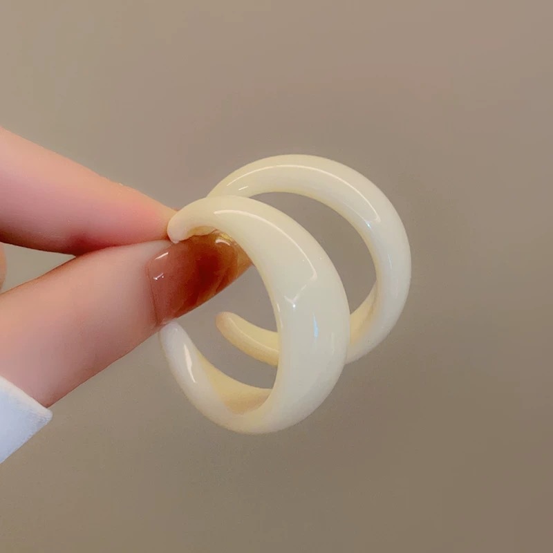 白色耳圈