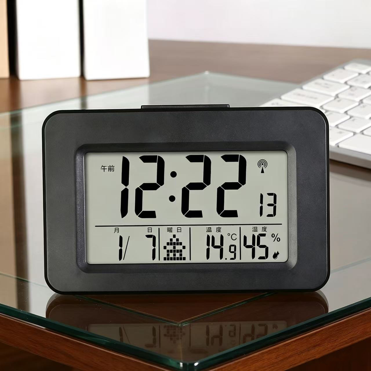 American-style digital automatic time-setting Japanese electronic radio-controlled clock, smart snooze clock, night-light alarm clock, German radio-controlled clock