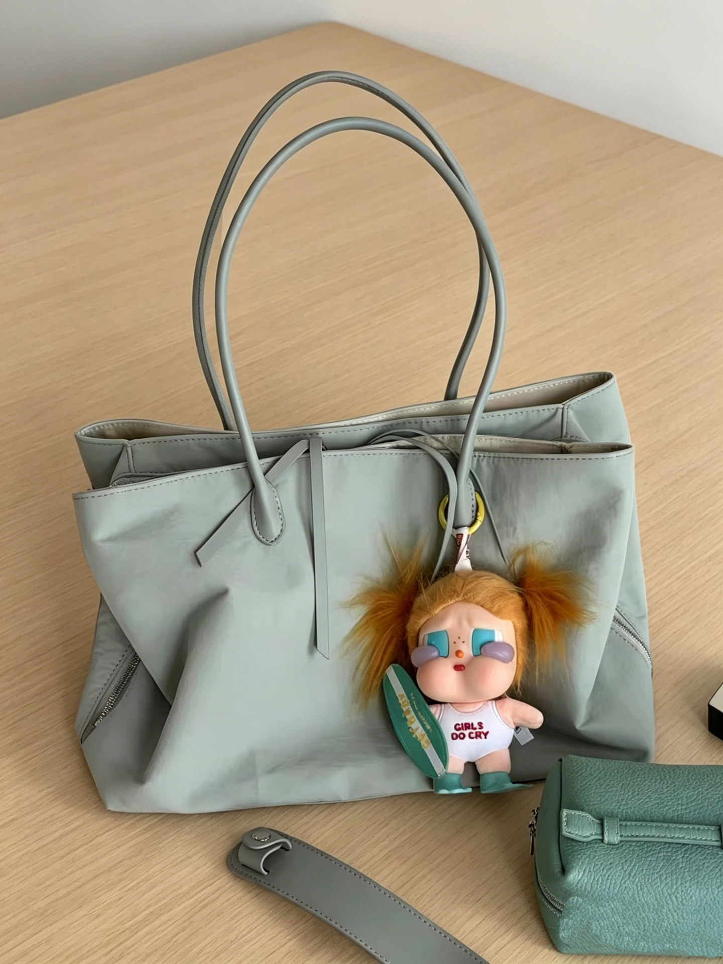 2026 Spring/Summer New Niche Contrast Lightweight Travel Nylon Tote Bag Multi-Compartment Large Capacity Single Shoulder Bag Women