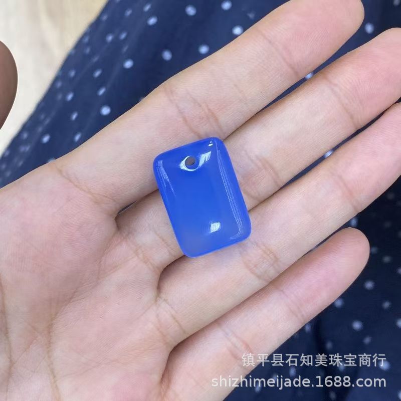 深蓝色小方牌约24*16*7mm
