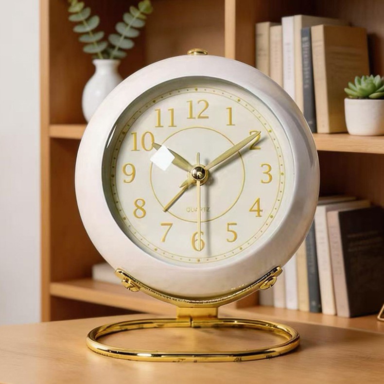 Metal Small Alarm Clock, Bedside Silent Desk Clock, Decorative Ornament Quartz Clock