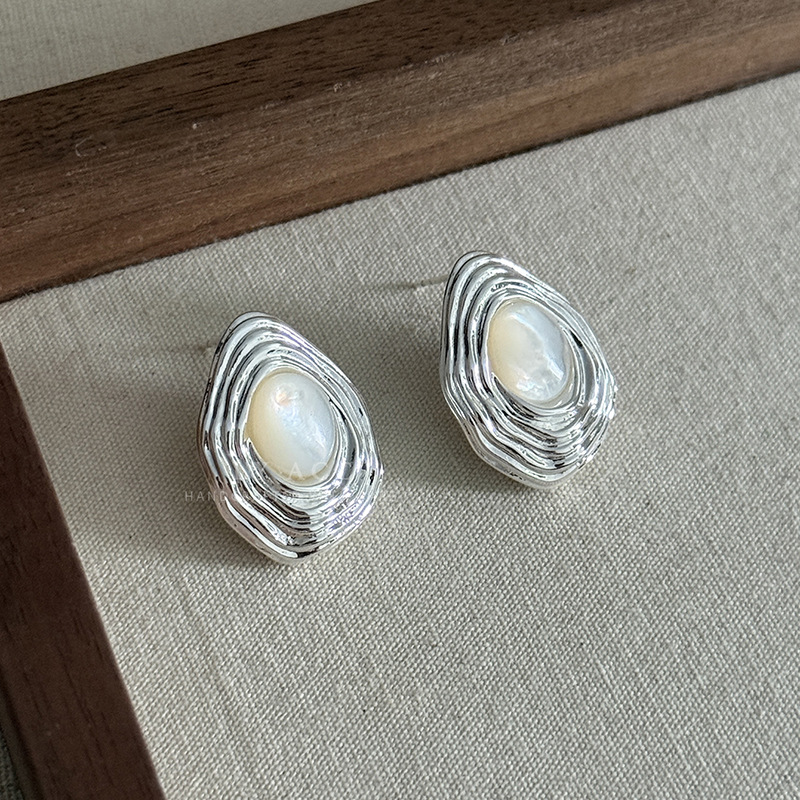 Natural Mother-of-Pearl Shell Stud Earrings Simple Commuter Daily Earrings for Women