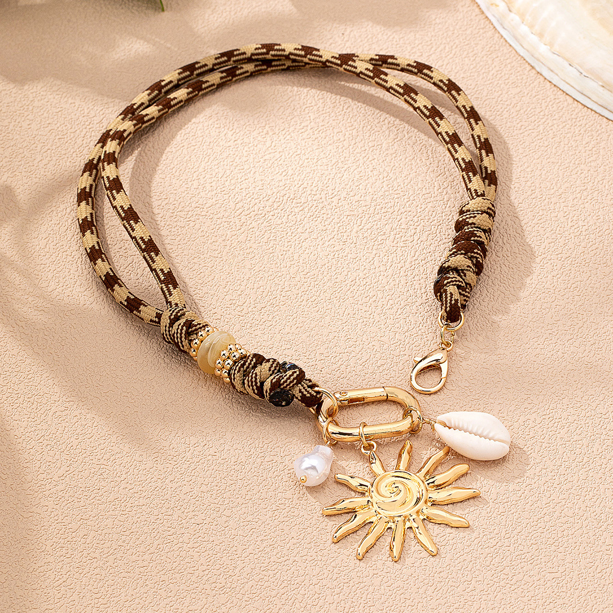 Qingdao Daiwei Accessories Bohemian Small Fish Shell Pendant Braided Rope Necklace, Suitable for Women's Vacation Wear