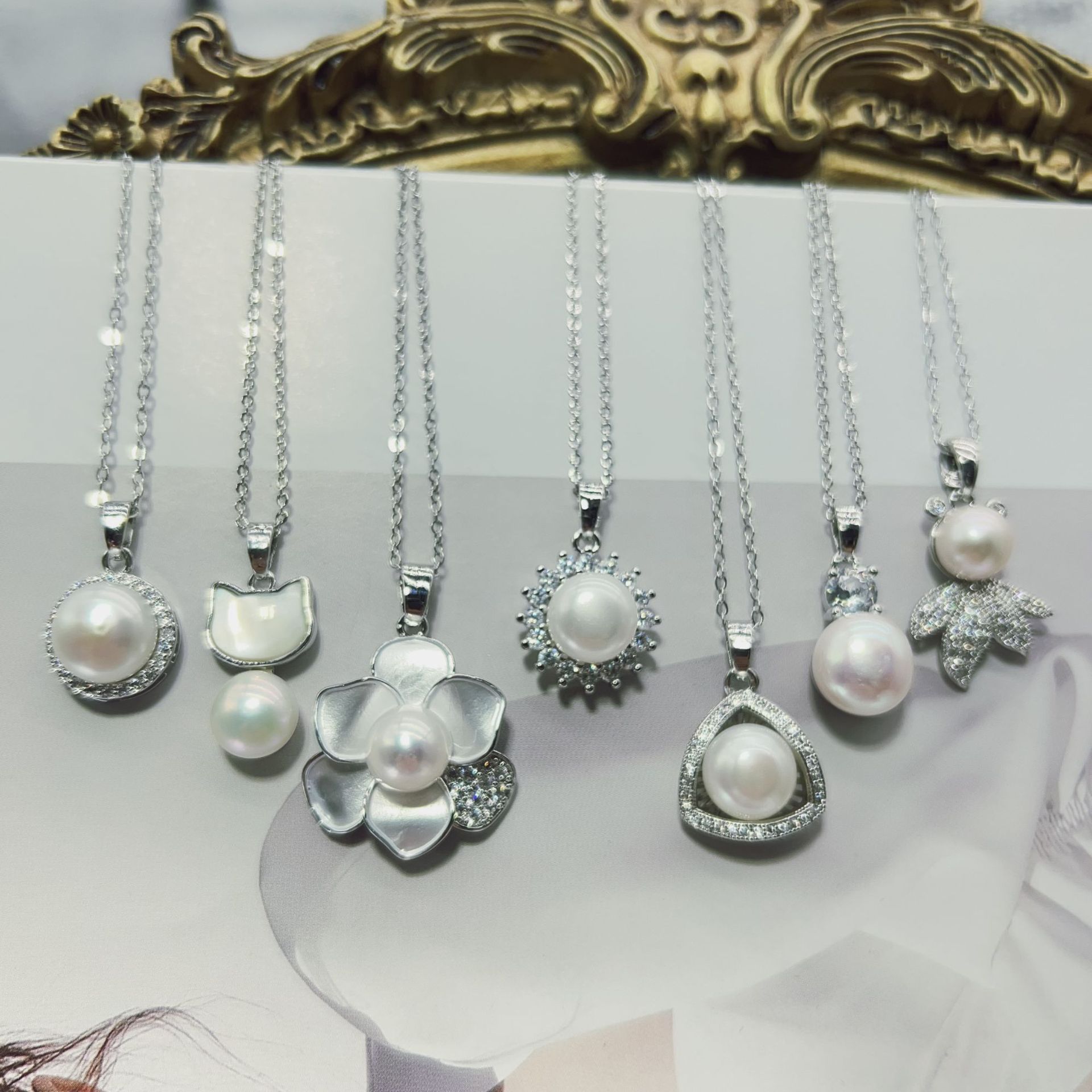 Simple Small Fresh Freshwater Pearl Small Goldfish Pendant Necklace Niche Collarbone Chain