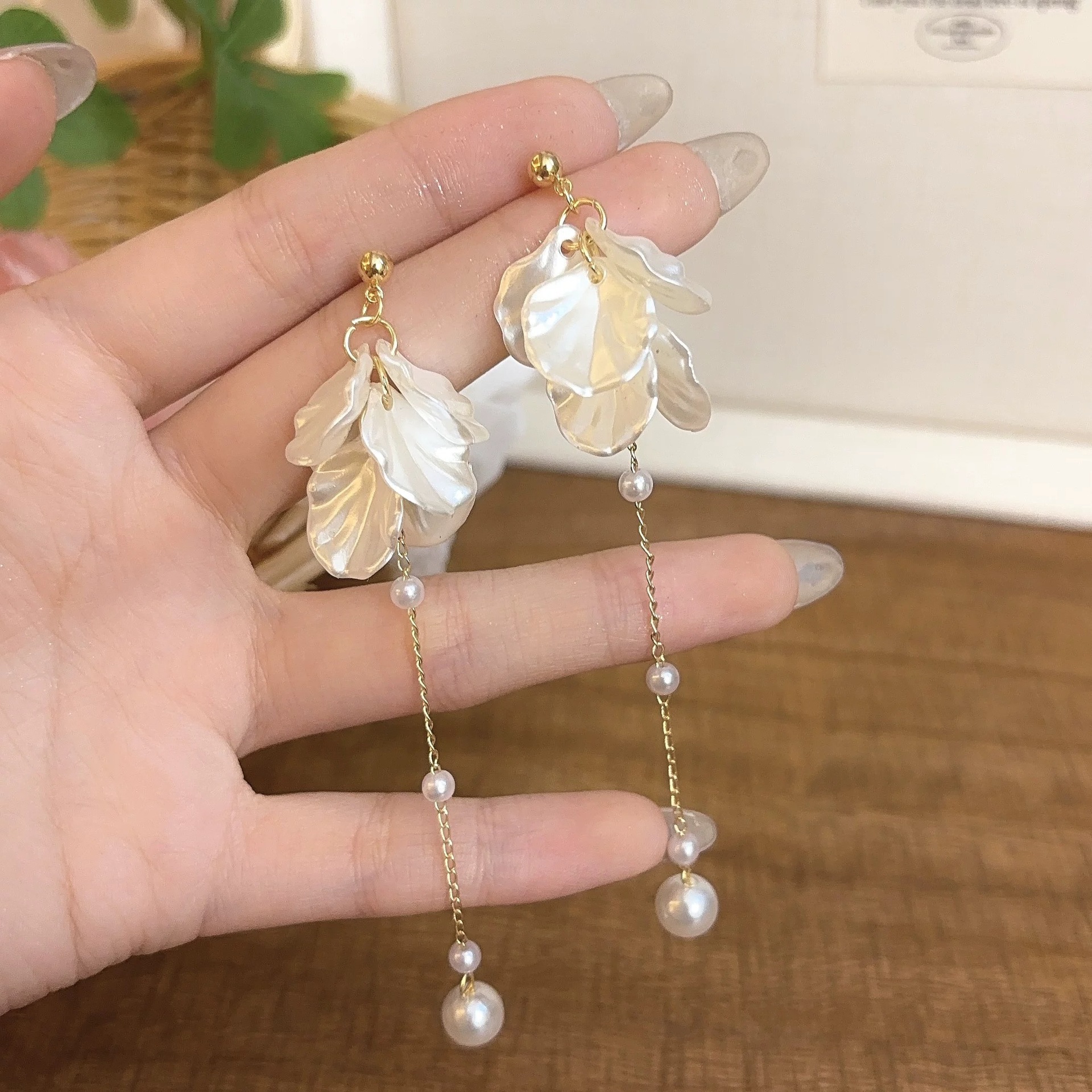 63#贝壳花瓣珍珠长流苏金豆耳钉