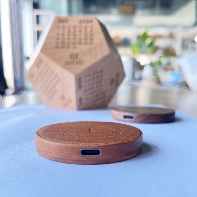 Round square bamboo wood magnetic 15W wireless charger for Apple magnetic wireless charger