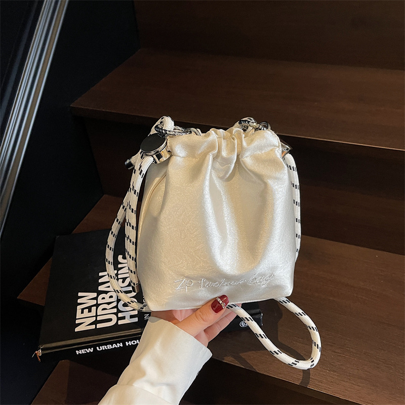 绸缎款珠光白
