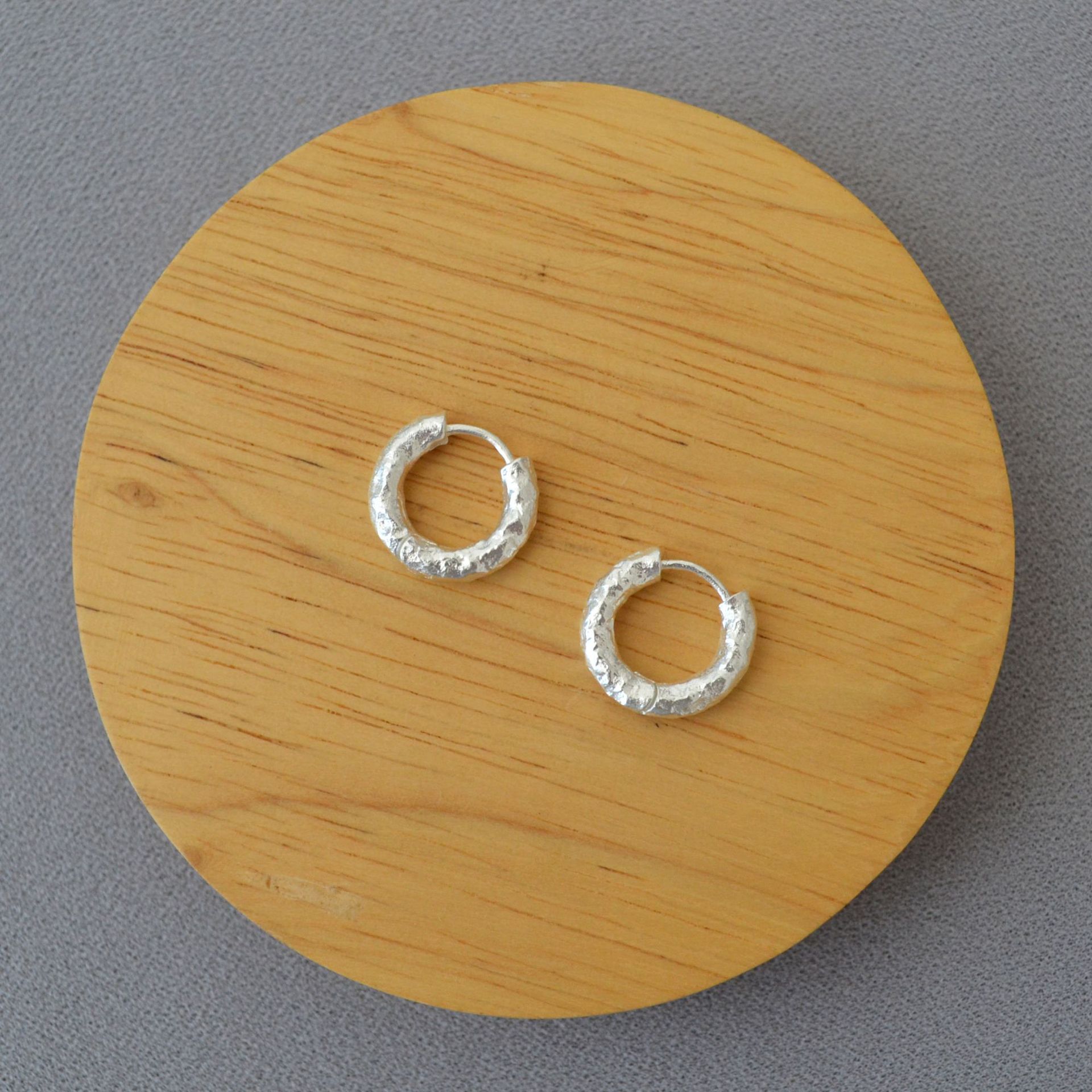 Niche elegant simple textured brass gold-plated hammered tin foil surface circle ear clip earrings